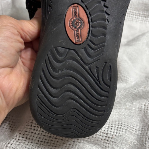 Earth Spirit Women's Black and Beige Sandals - Picture 9 of 12